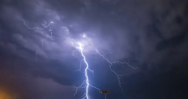 Czy w bloku jest bezpiecznie podczas burzy? Oto, co musisz wiedzieć