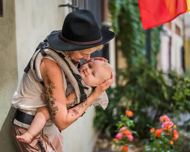 Wakacje z półrocznym dzieckiem: Gdzie jechać i co spakować bez stresu?