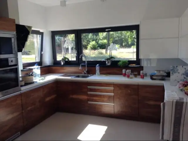 Okno w kuchni równo z blatem czy wyżej – co wybrać dla lepszej funkcjonalności?