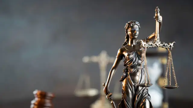 Temida z wagą i mieczem, symbol sprawiedliwości. Zastanawiasz się, ile trwają studia prawnicze w USA?