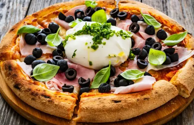 Jakie składniki na pizzę? Odkryj najlepsze dodatki i kombinacje