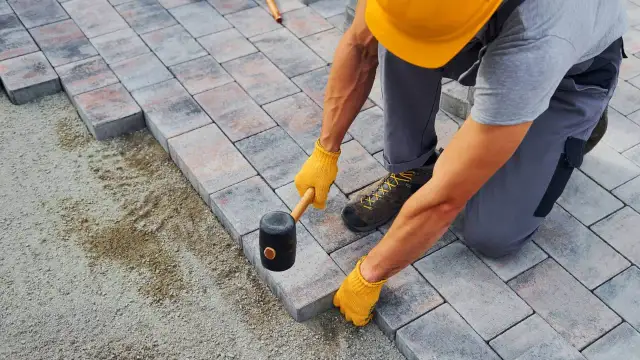 Jak układać kostkę brukową bez obrzeży - uniknij najczęstszych błędów