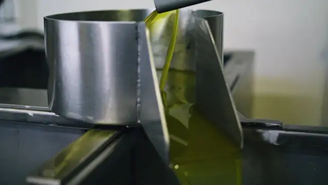 Oliwa niefiltrowana do czego? Odkryj jej niezwykłe zastosowania w kuchni