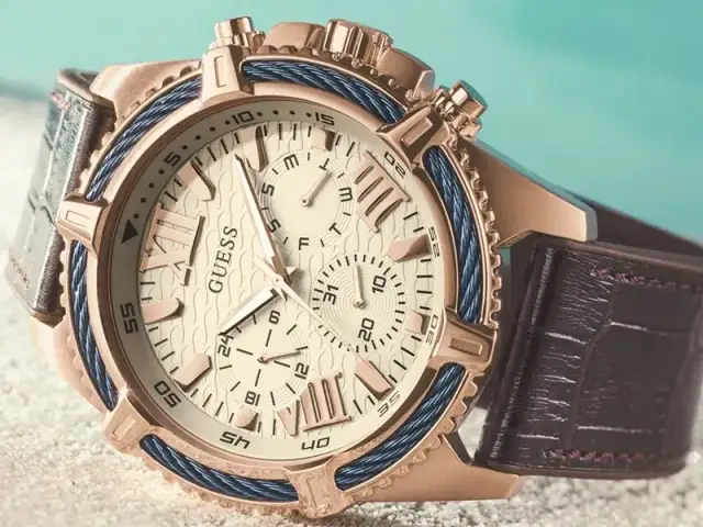 Stylizacje z paskiem Guess: Odkryj modne połączenia na każdą okazję