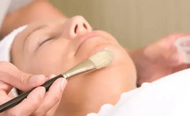 Peeling gommage co to? Poznaj jego zalety i działanie na skórę