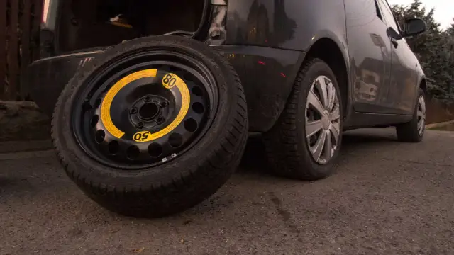 Złapałeś gumę w Caddy? Gdzie jest koło zapasowe i jak je wyjąć?