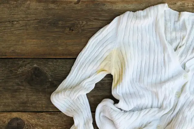 Jak usunąć żółtą plamę z białej bluzki - skuteczne metody na plamy