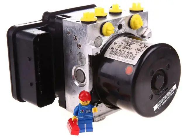 Miękki pedał hamulca? Objawy i naprawa pompy ABS