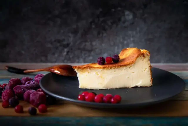 Ile trzymać sernik w piekarniku po upieczeniu, aby nie opadł?