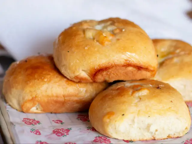 Kiełbasa w cieście drożdżowym: Puszysty przepis, który zawsze wychodzi