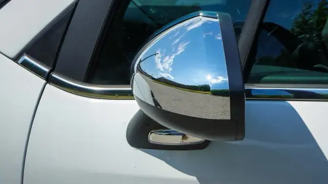 Czym przykleić lusterko boczne w samochodzie? Sprawdzone metody i porady.