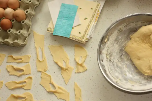 Jajka, ciasto na faworki i przepis. Zastanawiasz się, dlaczego ciastka są twarde? Może sekret tkwi w proporcjach lub sposobie przygotowania ciasta?