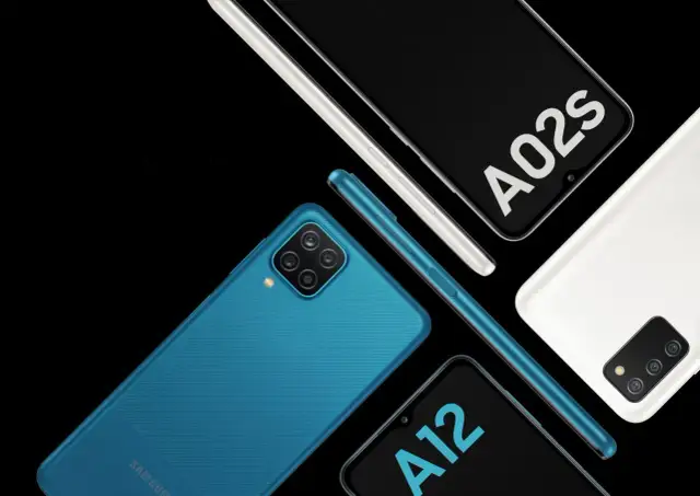 Samsung A02s dane techniczne: niebieski, biały i srebrny smartfon Samsung A02s oraz A12 na czarnym tle.