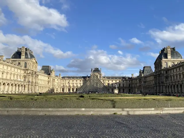 Jak zwiedzać Luwr bez kolejek i stresu – najlepsze porady i triki