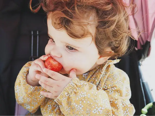 Surowe owoce dla niemowlaka: kiedy i jak podać bezpiecznie?