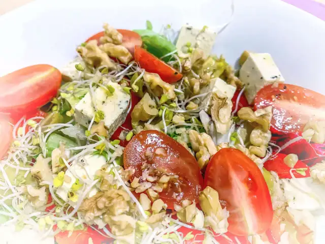 Jak przygotować tofu do sałatki, aby zaskoczyć smakiem i zdrowiem