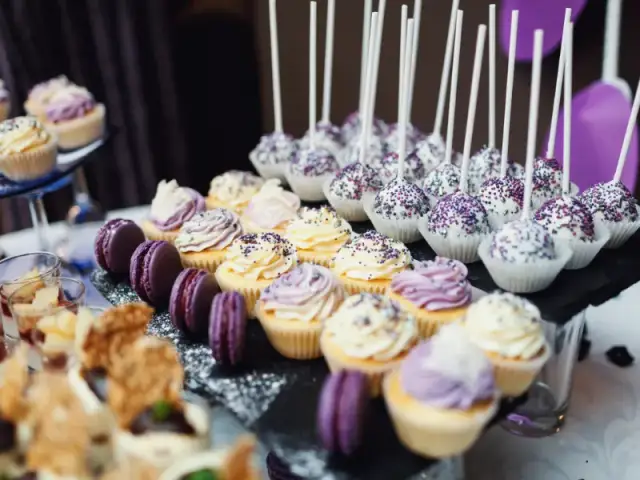 Czy muffinki podawać w papilotkach? Praktyczne porady i alternatywne sposoby serwowania