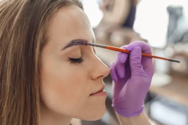 Jak długo utrzymuje się henna pudrowa? Sekrety trwałego efektu