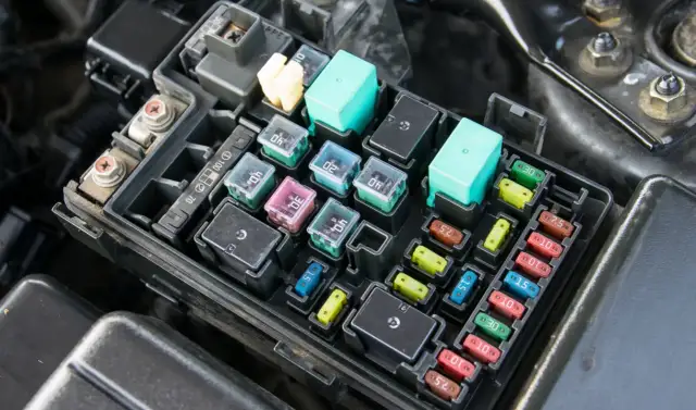 Jak wymienić bezpiecznik w aucie i uniknąć kosztownych napraw