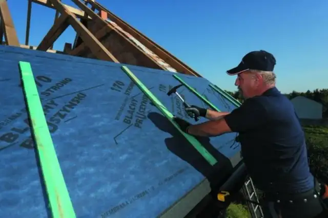 Czy deskować dach pod blachodachówkę? Kluczowe zalety i wady