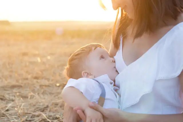 Ile minut powinno trwać karmienie piersią? Oto kluczowe zalecenia dla mam