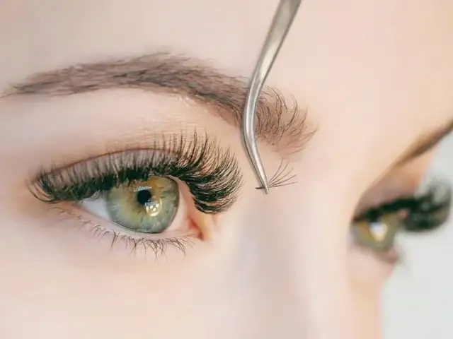 Ile kosztuje uzupełnienie rzęs? Sprawdź ceny i ważne czynniki