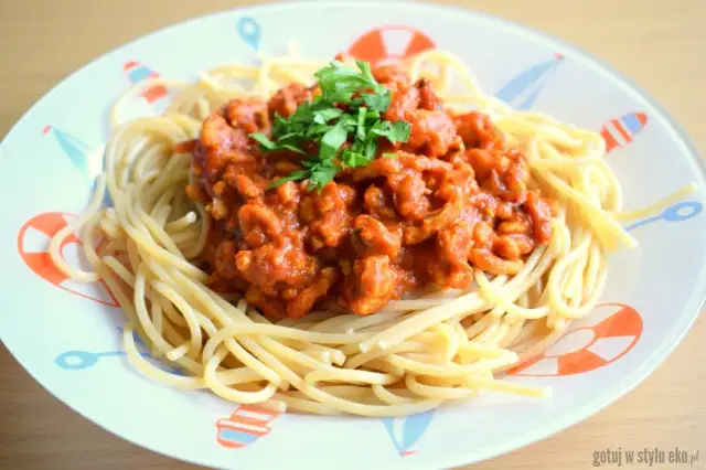 Spaghetti z warzywami: 3 przepisy, idealny sos i porady Adama