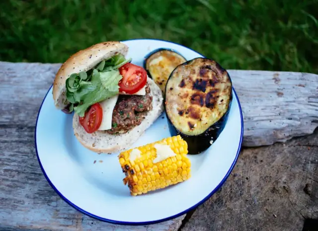 Domowy burger z patelni: Soczysty i lepszy niż w restauracji!