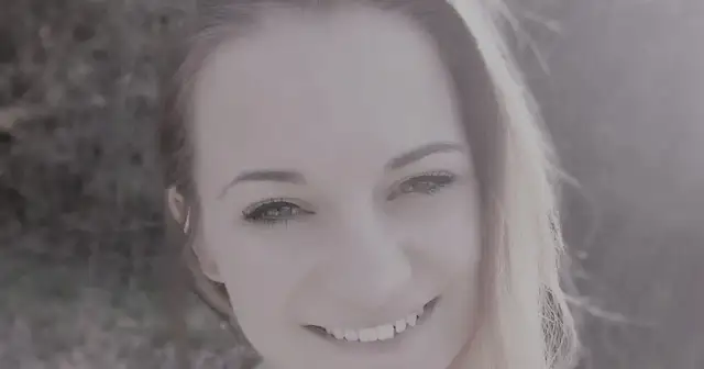 Uśmiechnięta Weronika z górali, jej wiek zdradza młodość i radość. Jasne włosy i spojrzenie pełne życia.