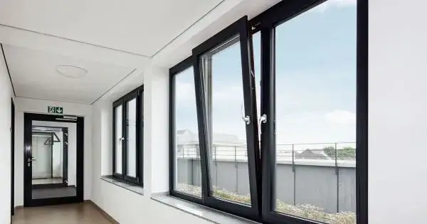 Okna PCV dwuszybowe czy trzyszybowe – co wybrać, aby zaoszczędzić?