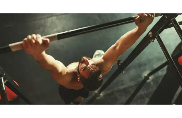 CrossFit: Co to znaczy? Poznaj zasady i efekty, które zaskakują!