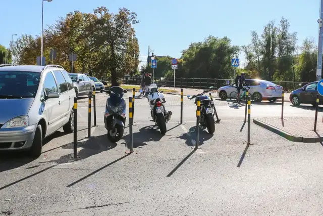 Czy skuter można parkować na chodniku? Sprawdź zasady i przepisy