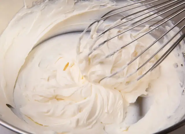 Sztywny krem kokosowy: przepis i triki, by zawsze się udał!