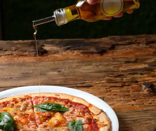 Oliwa do pizzy - jak poprawia smak i aromat Twojego dania