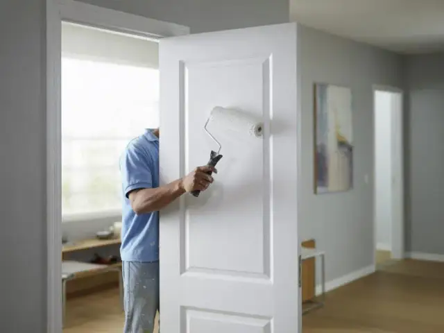 Malowanie drzwi: Jaka farba? Odmień wnętrze i uniknij błędów!