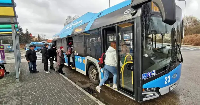 Jak dojechać do osiedla szkolnego w Krakowie - proste trasy komunikacji
