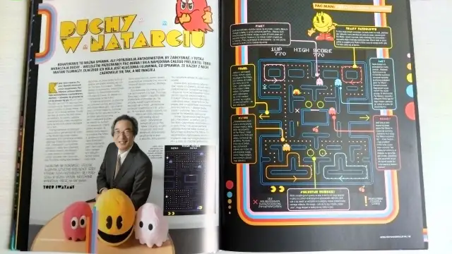 Toru Iwataniego, twórcy Pac-Mana, otaczają pluszowe duszki z gry. Artykuł opisuje strategię gry i postacie.