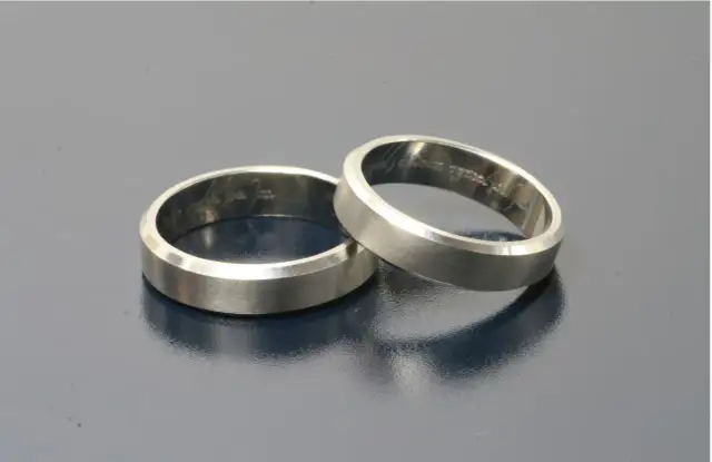 Obrączki fazowane: nowoczesna elegancja. Czy to Wasz styl?