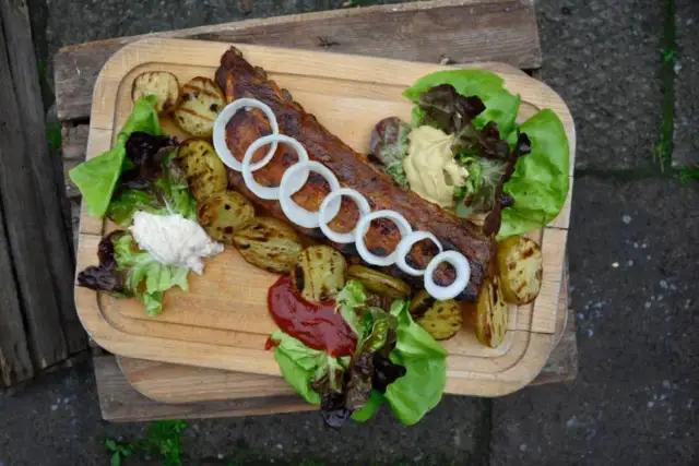 Zakopane: Gdzie zjeść? Przewodnik po najlepszych karczmach i restauracjach