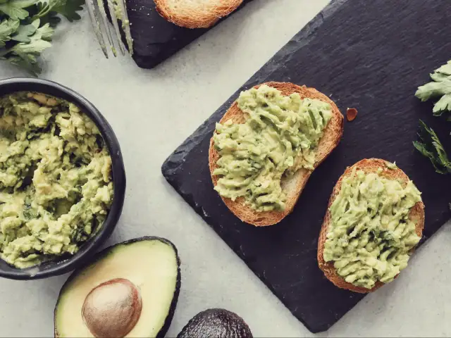 Najzdrowsze smarowidła do pieczywa: Awokado, hummus i inne alternatywy
