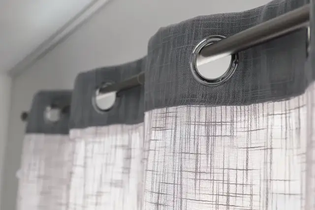 Ile odsunąć karnisz od ściany, aby uniknąć problemów z zasłonami?