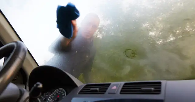 Jak uniknąć parowania szyb w aucie? Sprawdzone metody na dobrą widoczność