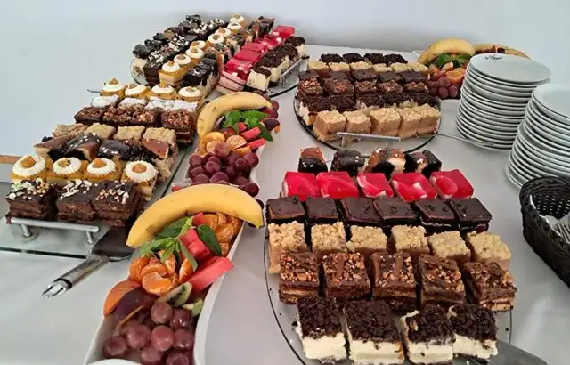 Najlepsze przepisy na ciasta na wesele, które zachwycą gości