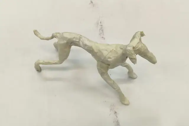 Szkielet rzeźby psa z drutu i papieru, w trakcie tworzenia.