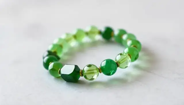 Co oznaczają kolory bransoletek choroby? Zaskakujące znaczenia, które warto znać