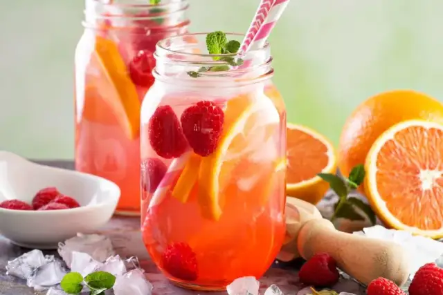 Jak zrobić lemoniadę malinową - orzeźwiający przepis na lato