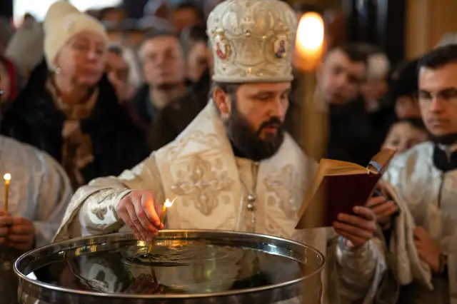Święcenie wody w kościele – kiedy i dlaczego jest to ważne?
