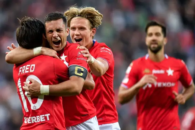 Piłkarze w czerwonych koszulkach świętują, jeden z nich krzyczy z radości. Czy to oni wchodzą do ekstraklasy?