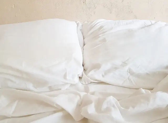 Bezpieczne pranie poduszek z pierza: Puszyste i świeże jak nowe!