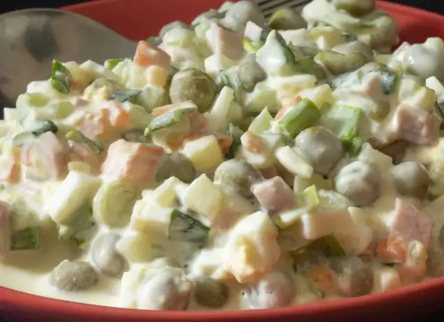 Jak długo gotować ziemniaki do sałatki jarzynowej, by idealnie wyszły